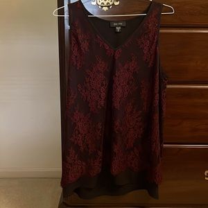 Woman’s sleeveless lace tunic top